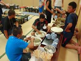 夕飯の準備、当番は中学生