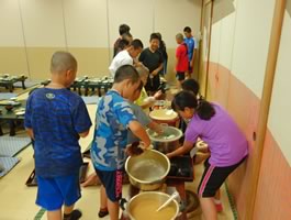 朝食の準備、当番は小学生