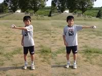 × 捕球方向に身体を向けていない