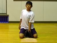 × あごが上がっている
