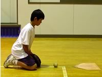 × 背中が丸まっていない