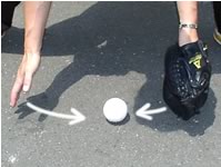 グラブと手の間隔をあけると確実に捕球できる