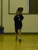 素早く送球するときは3歩のステップ