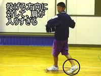 投げる方向に対して、肩が入りすぎている