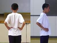 両肩が後ろに寄っている
