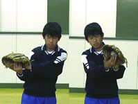 体の中心から常にずらして捕球する悪い例
