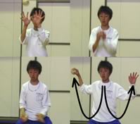 捕球位置から両手を下げる悪い例