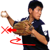 グラブを後ろに引かないように注意しましょう